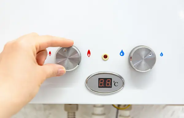 Primo piano dei componenti interni di una caldaia a muro durante il controllo tecnico