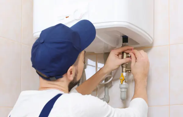 Ispezione visiva degli elettrodi di accensione e rilevazione fiamma per prevenire blocchi della caldaia
