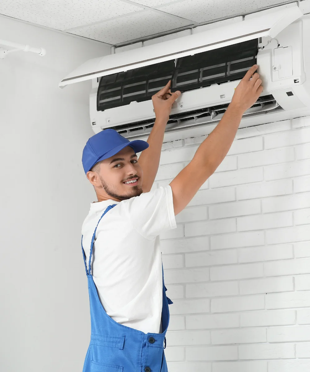 Operatore specializzato che rimuove il pannello frontale dello split interno per ispezionare i componenti